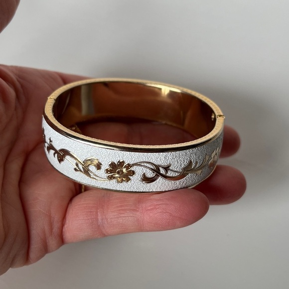 Vintage White Textured Enamel mc And Gold Flower Vine Hinged Bangle Bracelet - Picture 7 of 10